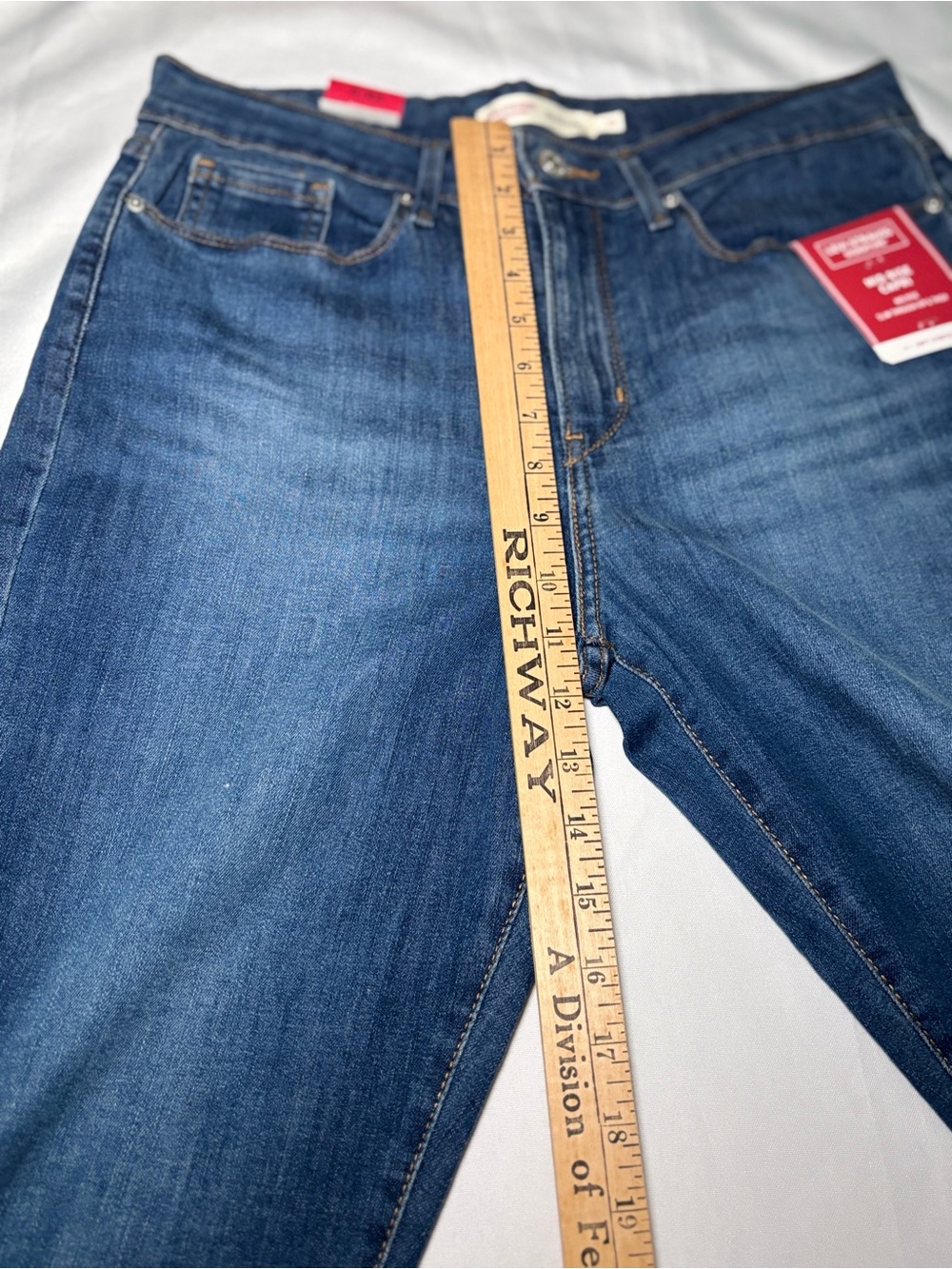 Levi Signature Mid Rise Capri Jeans - Picture 8 of 10
